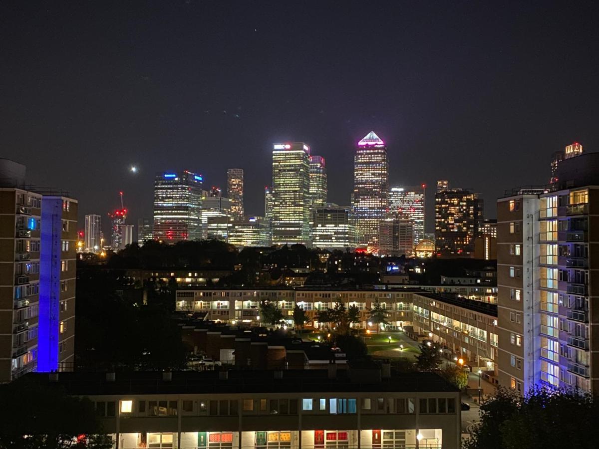 Accommodatie bij particulieren Bedroom With An Office Desk In A Shared 2 Bedroom Flat Near Canary Wharf *