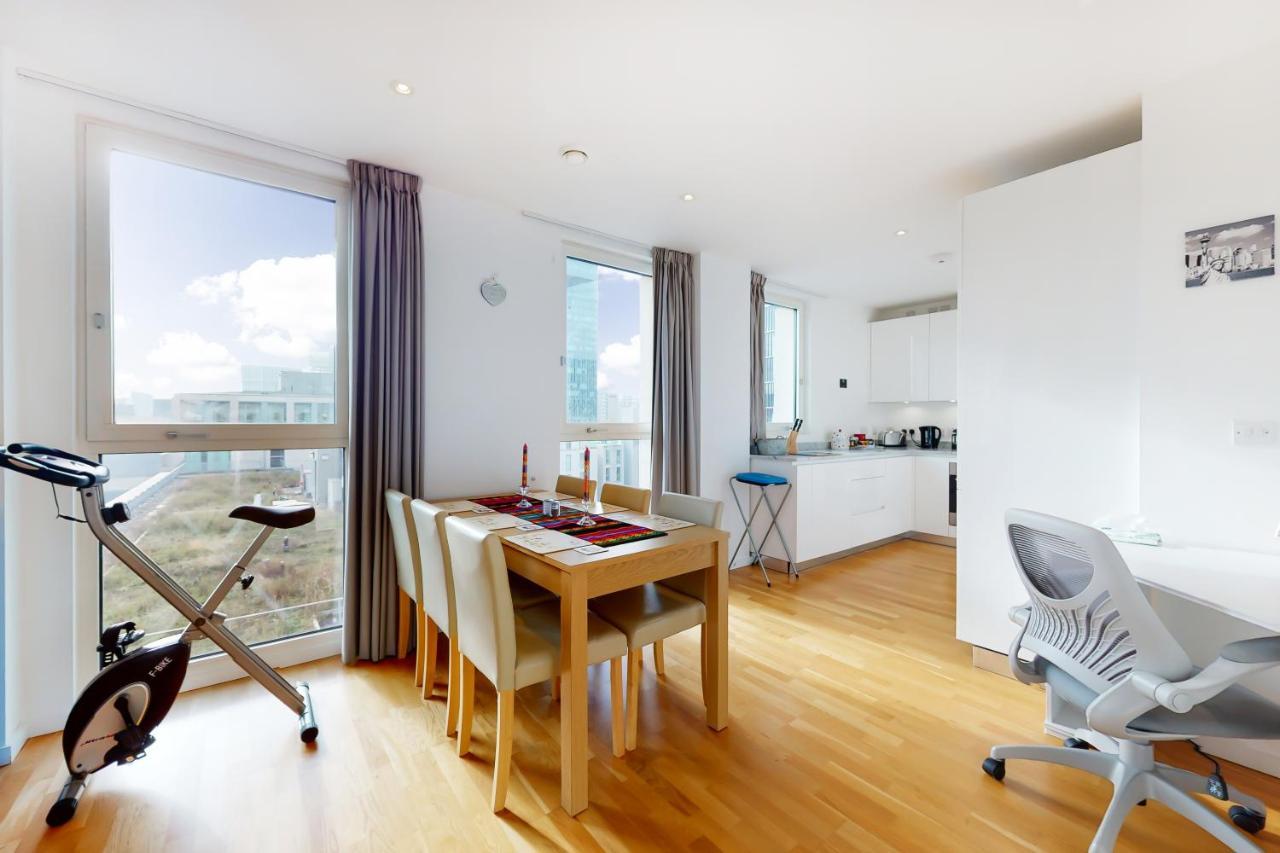 Lovely 2 Bedroom Flat With Balcony In Stratford Apartment *