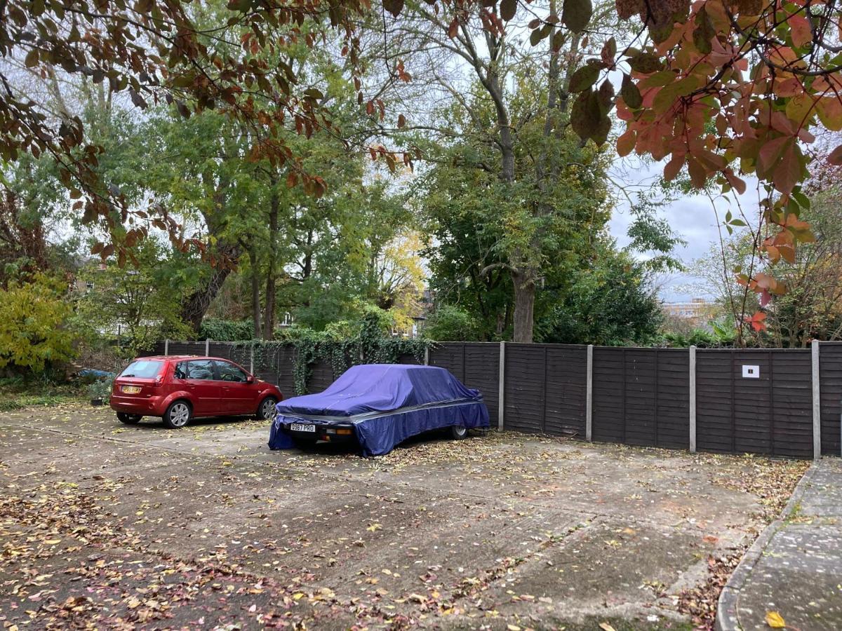 Garden Oasis Apartment: Central, Private & Parking Apartment *