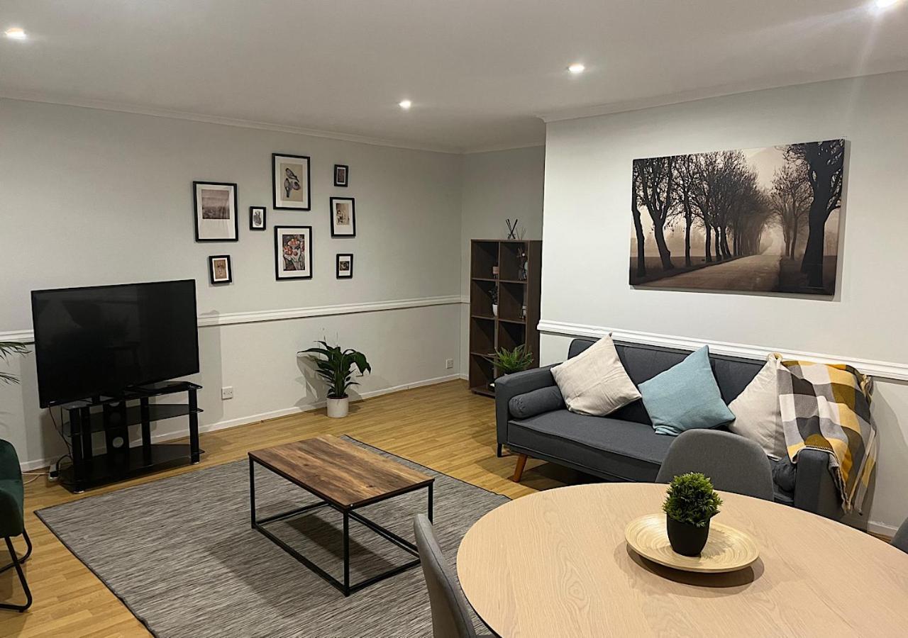 Lovely 2 Bedroom With Parking Space London