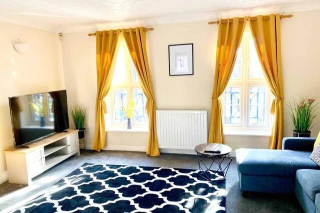 Smartrips Beckton Townhouse With Parking *