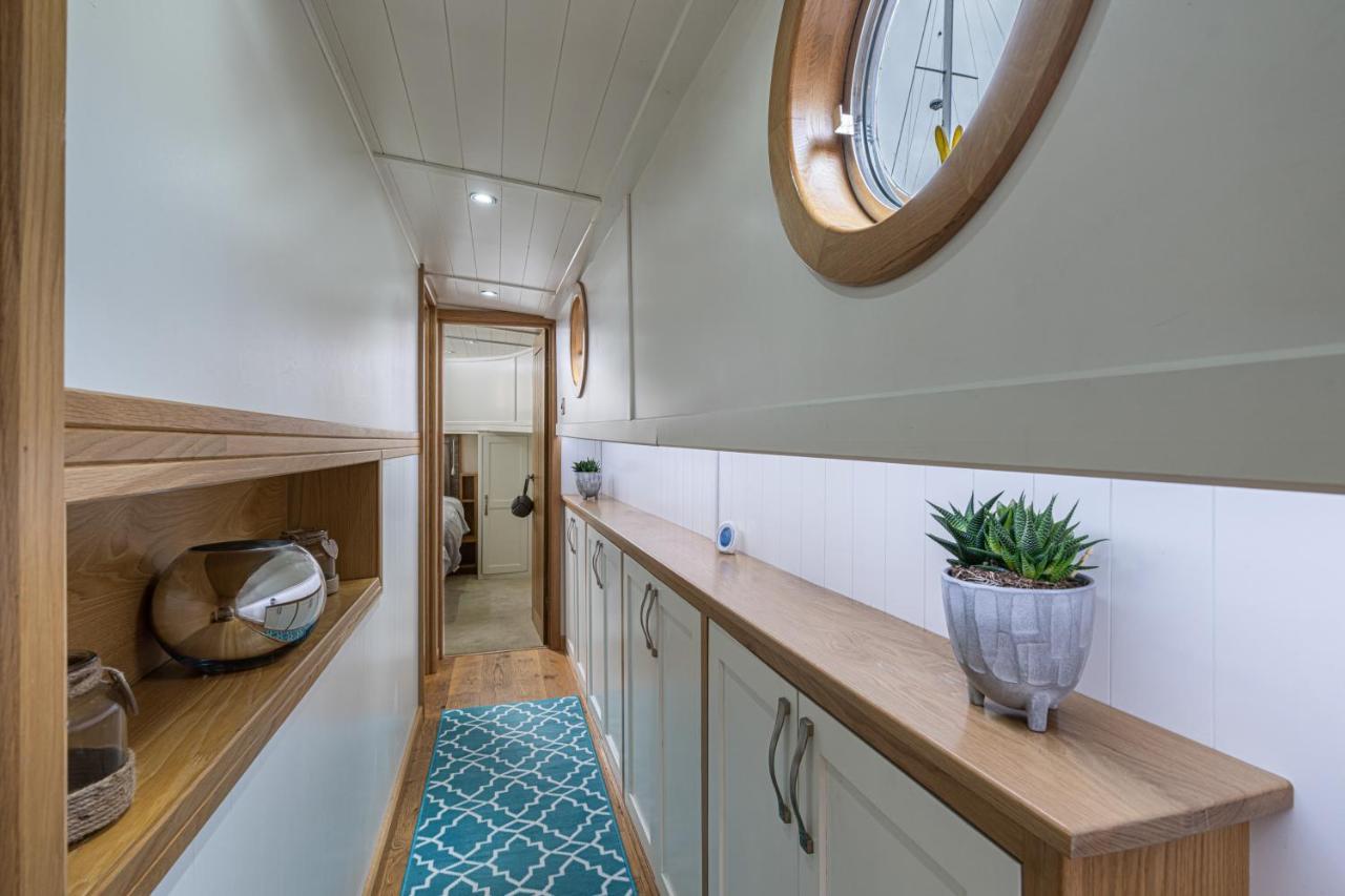Delightful House Boat On St Katharine Dock * Londres