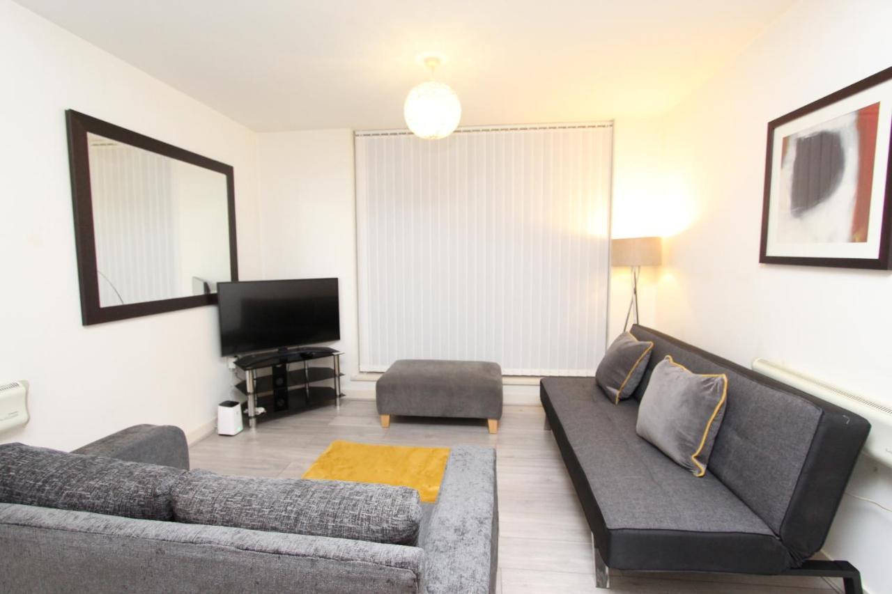 Spacious 1- Bedroom In E16 *