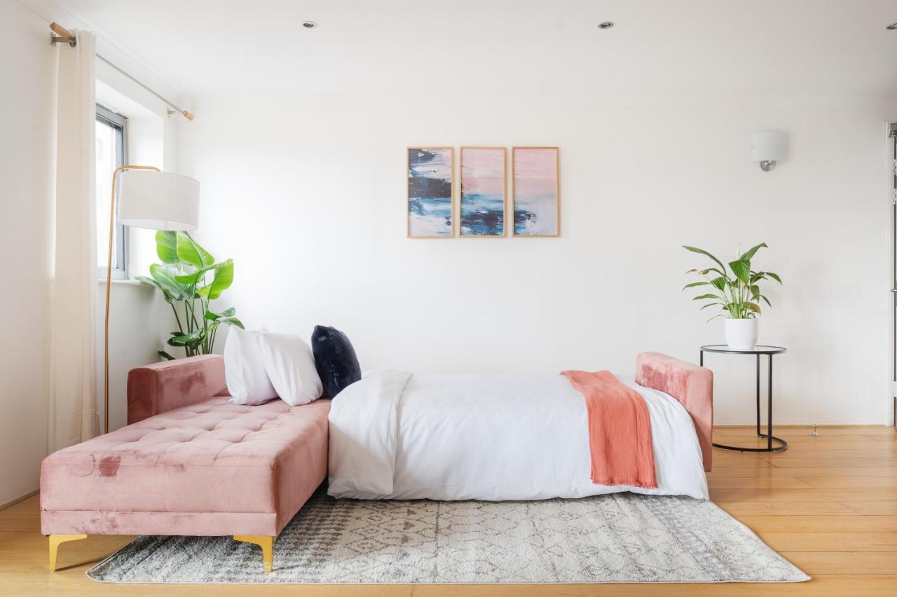 Riverside Two Bedroom In Canary Wharf Londres