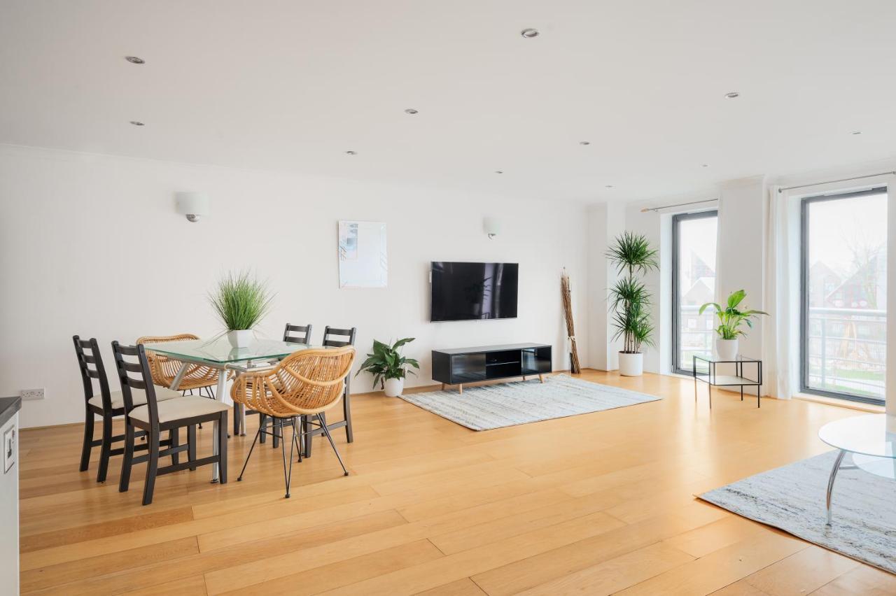 Appartement Riverside Two Bedroom In Canary Wharf Londen