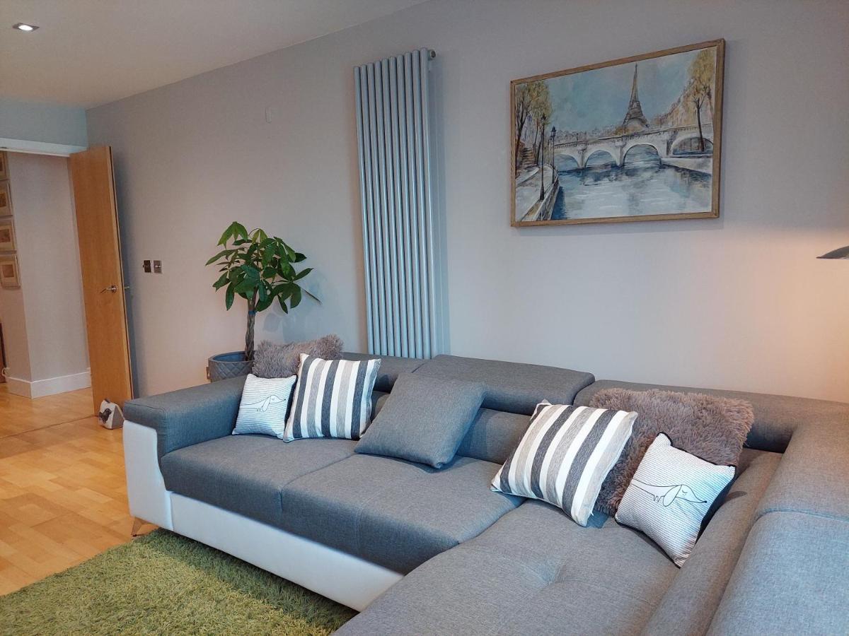 1 Bed Suite, Waterside, Canary Wharf * Londen