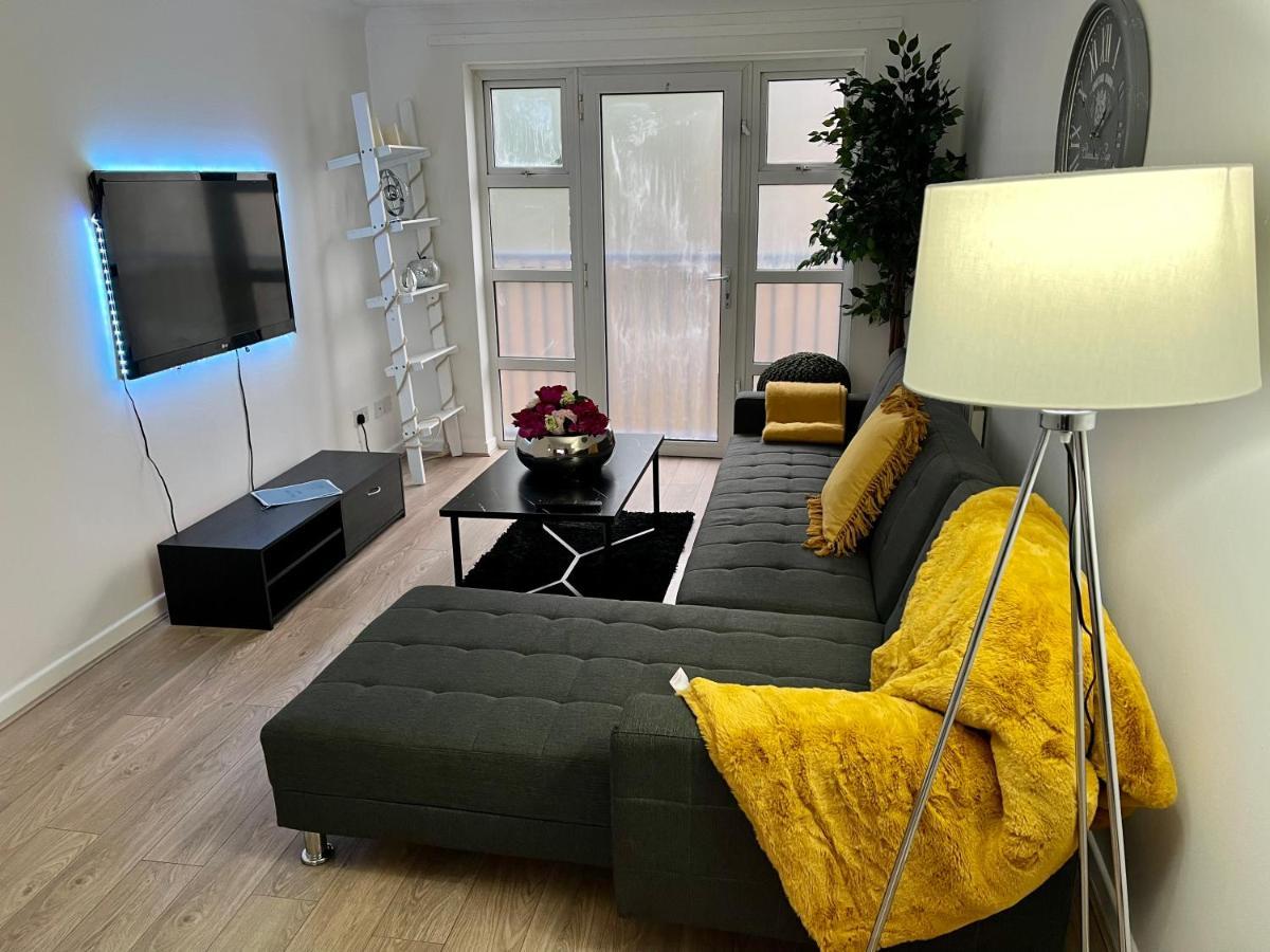 New Cosey 2 Bedroom With Free Parking