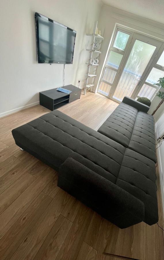 New Cosey 2 Bedroom With Free Parking *