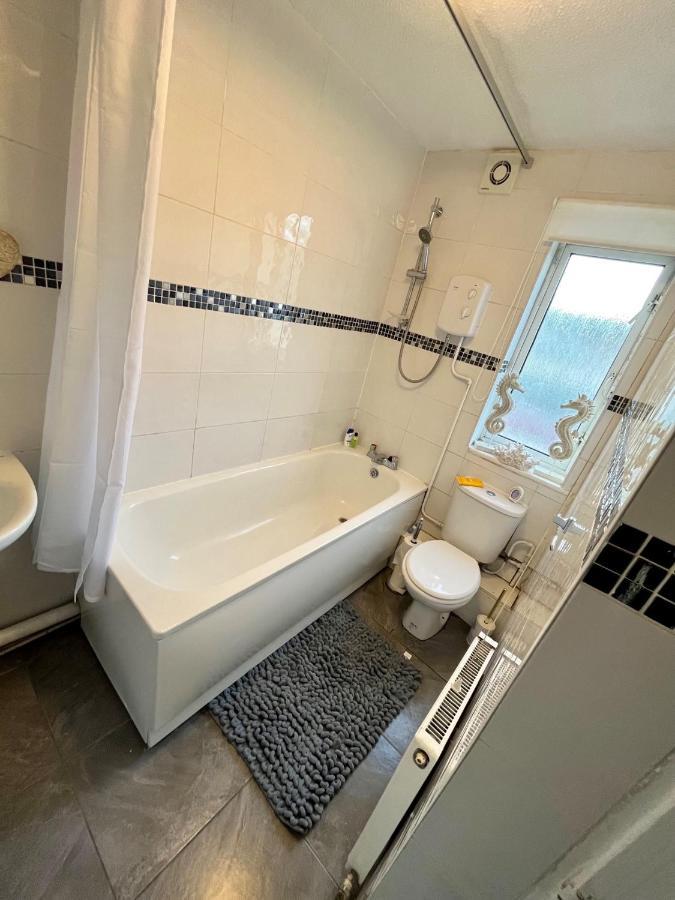 New Cosey 2 Bedroom With Free Parking *