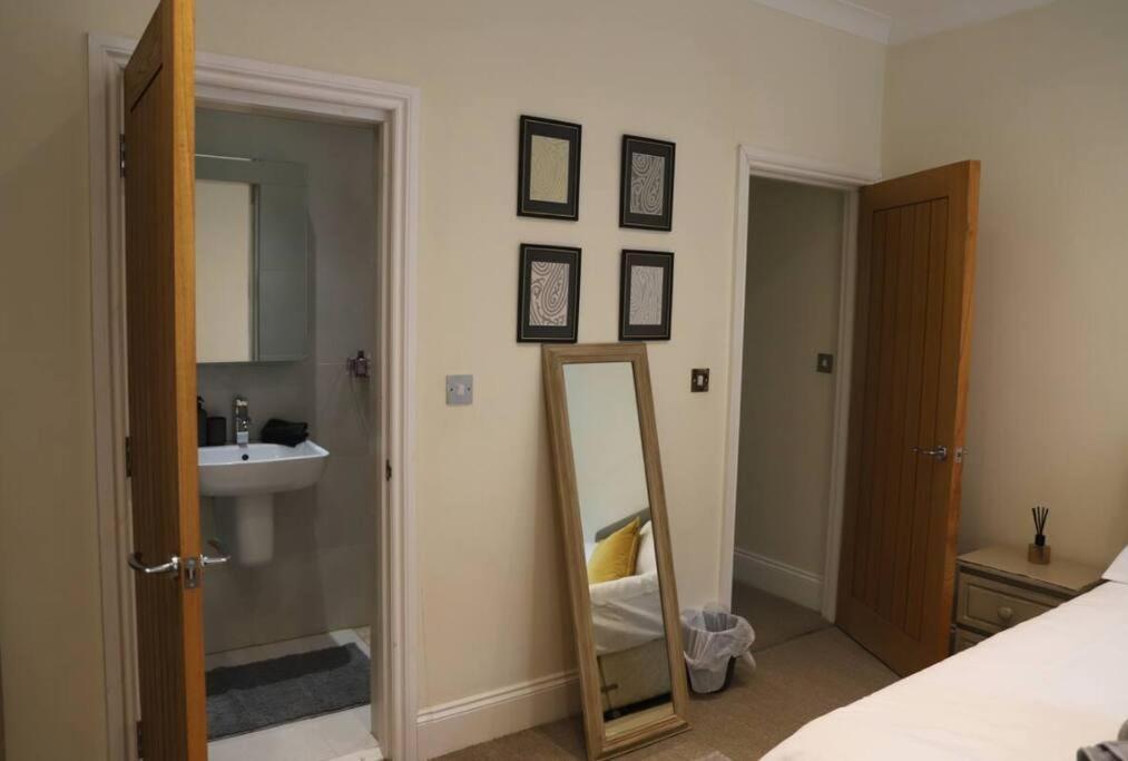Stylish & Spacious 3 Bed Victorian House Sleeps Up To 7 - Near O2, Museums, Excel, Mazehill Station 12 Mins Direct Into Bridge Casa de Férias