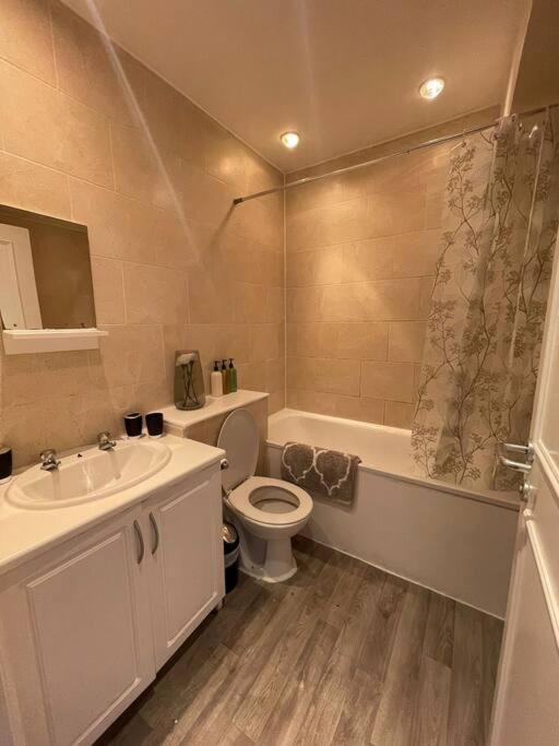 2 Bed Flat Outside Liverpool Street Station! * Londen
