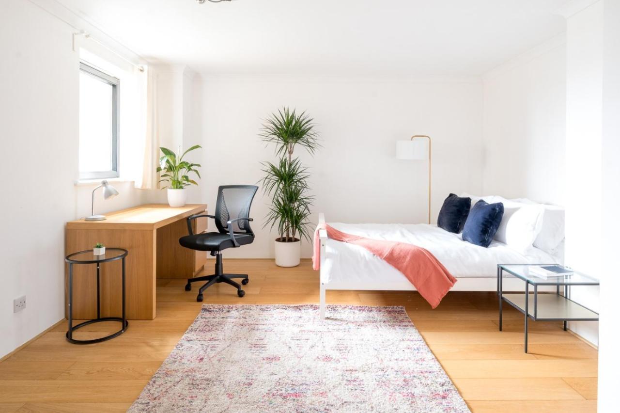 Riverside Two Bedroom In Canary Wharf Appartement Londen