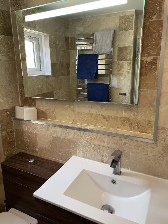 Apartment Beautiful Right Off Of Broadway Market *