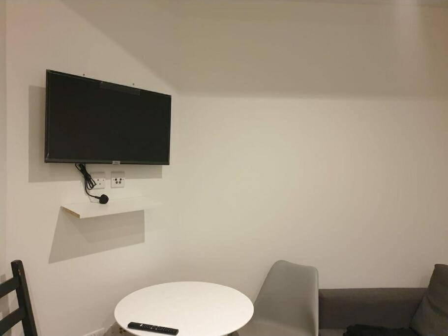 Long Stays 1bed Studio Serviced Netflix & Free Wifi Perfect For Solo And Coupled Guests *