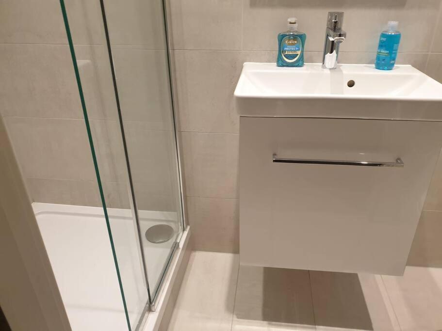 Apartment Long Stays 1bed Studio Serviced Netflix & Free Wifi Perfect For Solo And Coupled Guests London