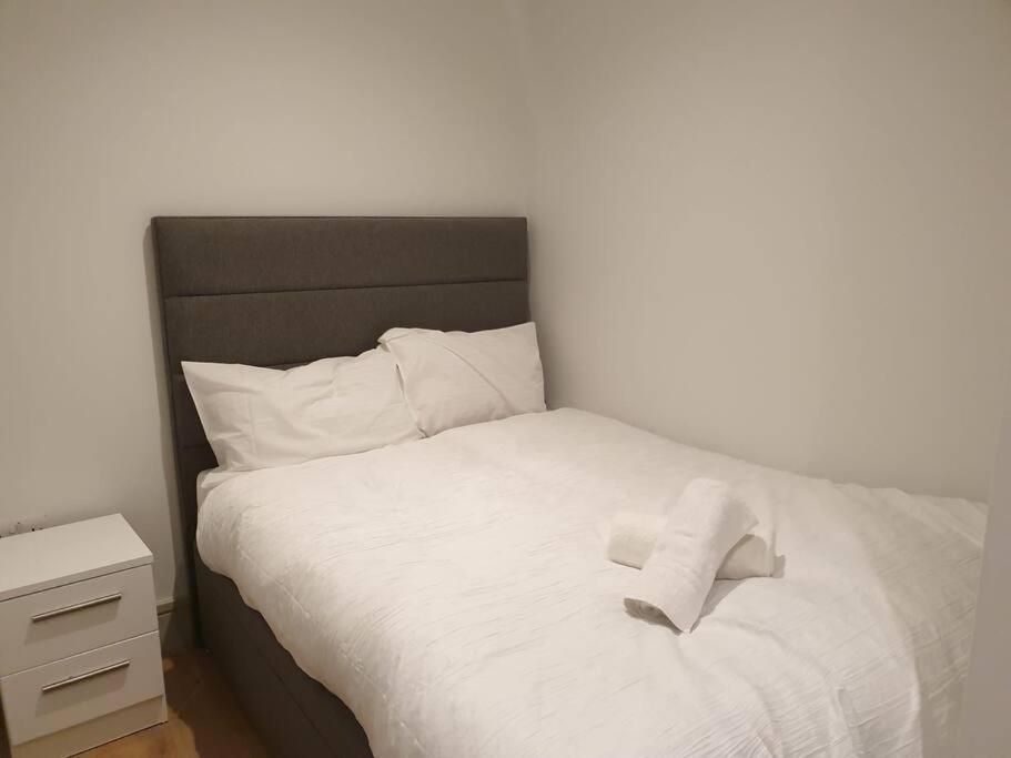 Long Stays 1bed Studio Serviced Netflix & Free Wifi Perfect For Solo And Coupled Guests Apartment