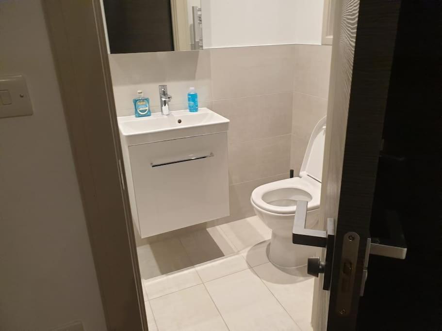 Long Stays 1bed Studio Serviced Netflix & Free Wifi Perfect For Solo And Coupled Guests Apartment