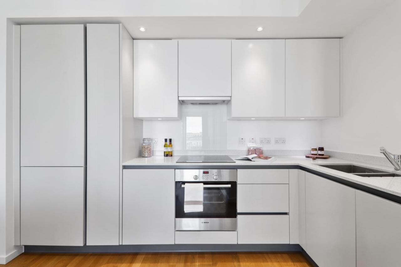 Ellie N Conys 3 Bedroom With 2 Bathrooms, An Ensuite, Kitchen And Balcony In Stratford Westfield Appartement