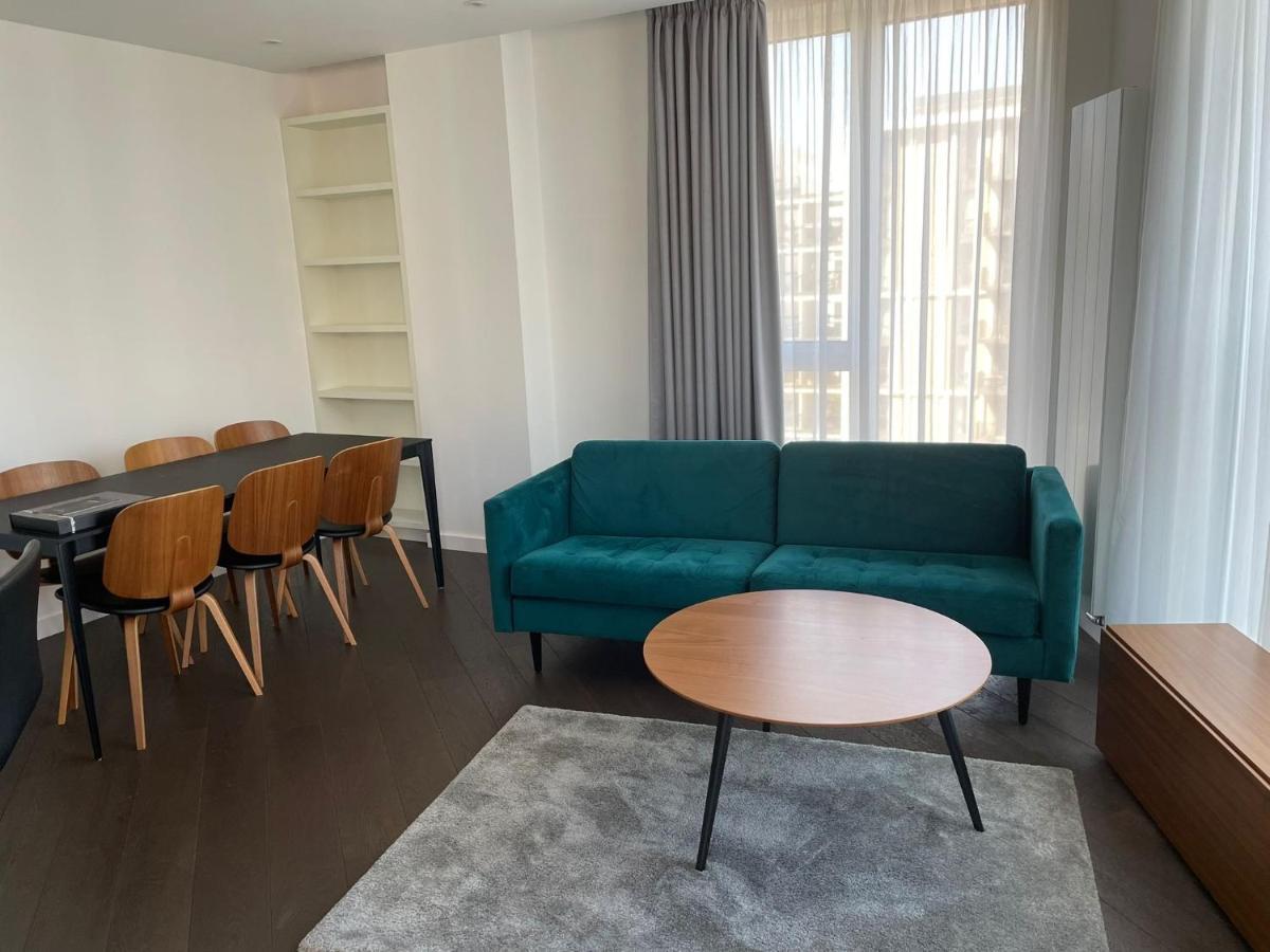 Ellie N Conys 3 Bedroom With 2 Bathrooms, An Ensuite, Kitchen And Balcony In Stratford Westfield * Londen