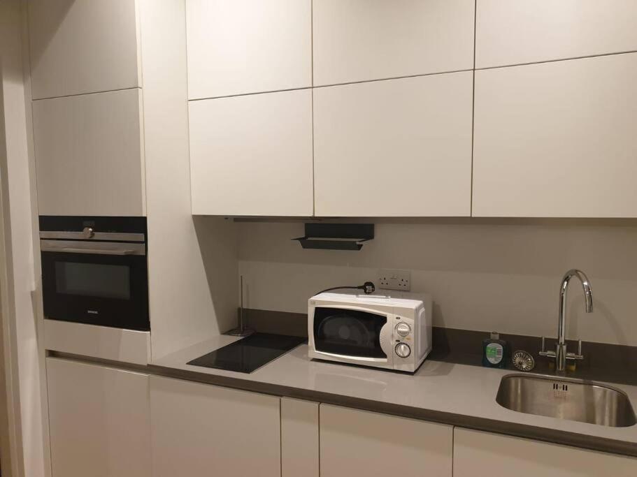 Apartment Long Stays 1bed Studio Serviced Netflix & Free Wifi Perfect For Solo And Coupled Guests *