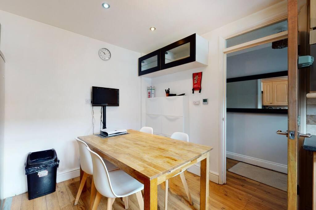 Spacious 4 Bedroom With Garden In Apartamento Londres