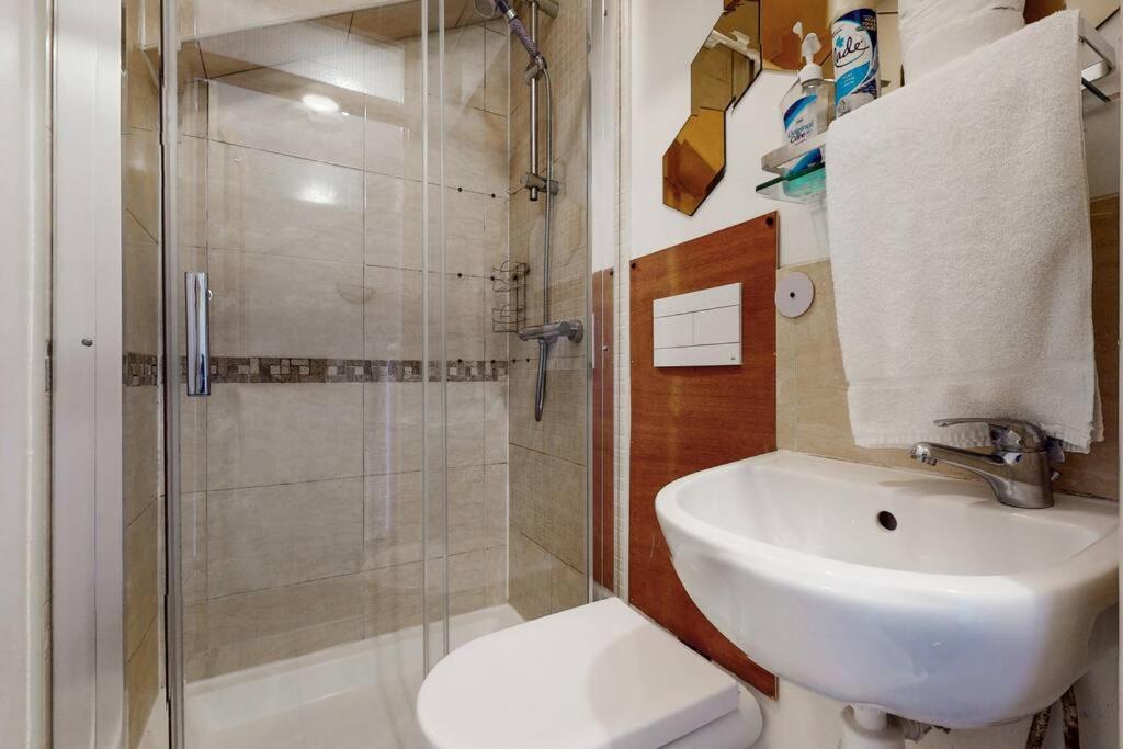 Spacious 4 Bedroom With Garden In Apartamento