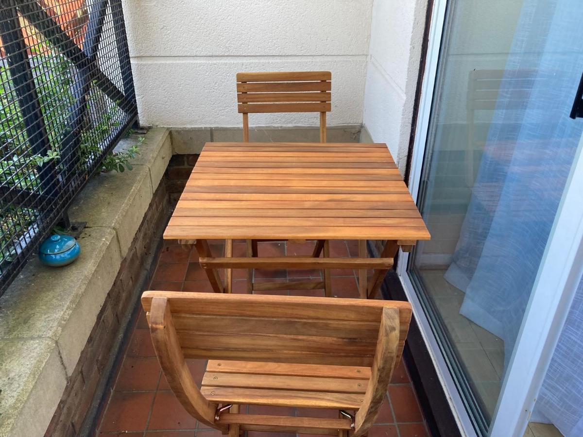 Comfortable With Private Balcony And Shared House Homestay *