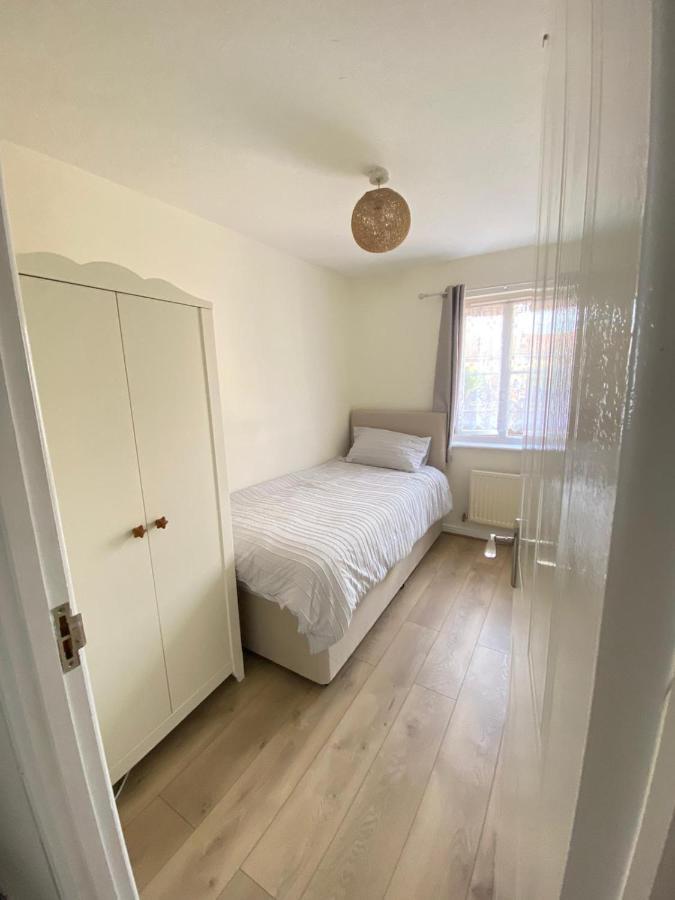 Stunning 3 Bedroom Family House In London, Private Parking And Garden, With Great Transport Links To London, The Excel Centre, Canary Wharf, The O2! London