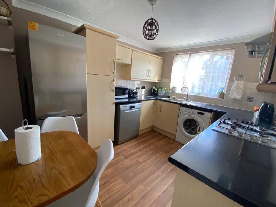 Stunning 3 Bedroom Family House In London, Private Parking And Garden, With Great Transport Links To London, The Excel Centre, Canary Wharf, The O2! *