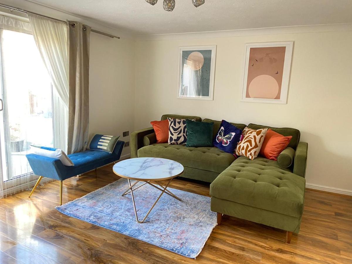 Stunning 3 Bedroom Family House In London, Private Parking And Garden, With Great Transport Links To London, The Excel Centre, Canary Wharf, The O2! *