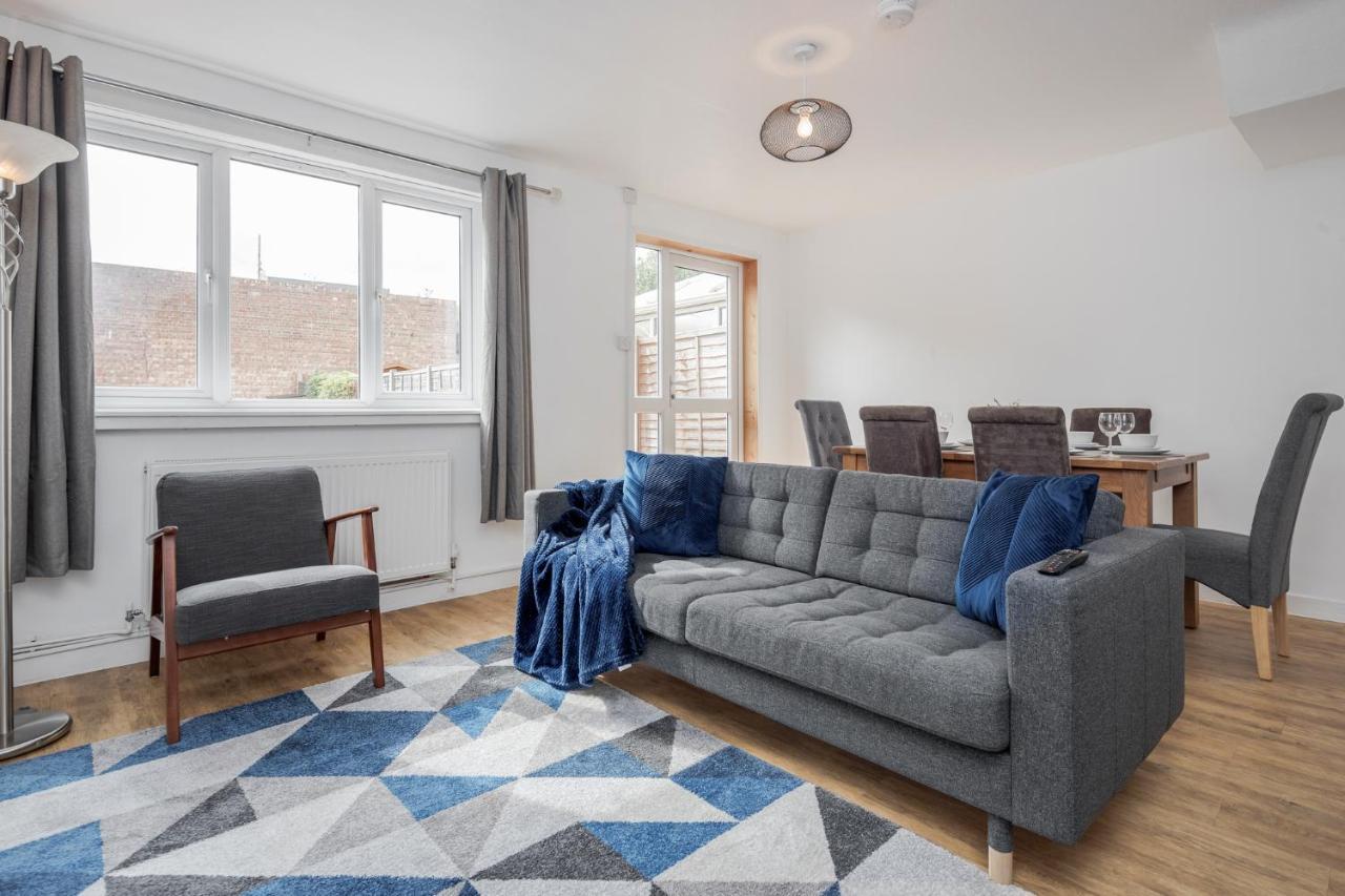 Hébergement de vacances Carlile House - 5 Bedroom, Sleeps 8, Free Parking, 2 Bathrooms By Damask Homes