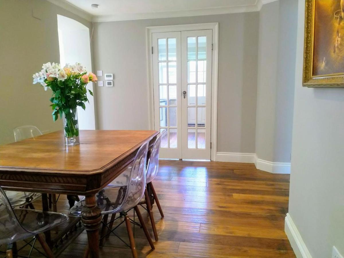Elegant & Spacious Parkside 2-bedroom 2-bathroom Flat In Period Building On Blackheath Common - Private Entrance, Great Greenwich Location, Easy For O2 Arena And City! Apartamento Londres