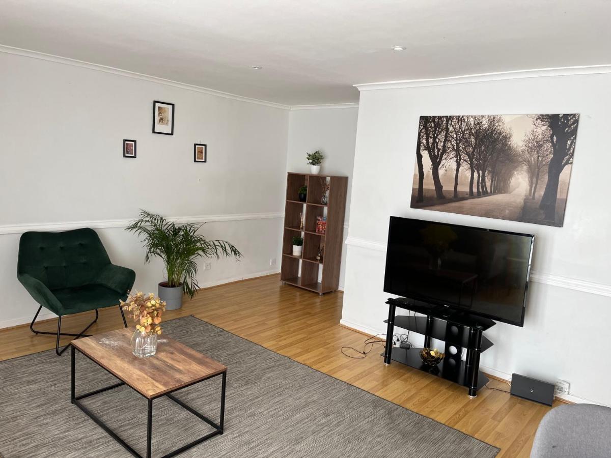 Lovely 2 Bedroom With Parking Space Apartment *