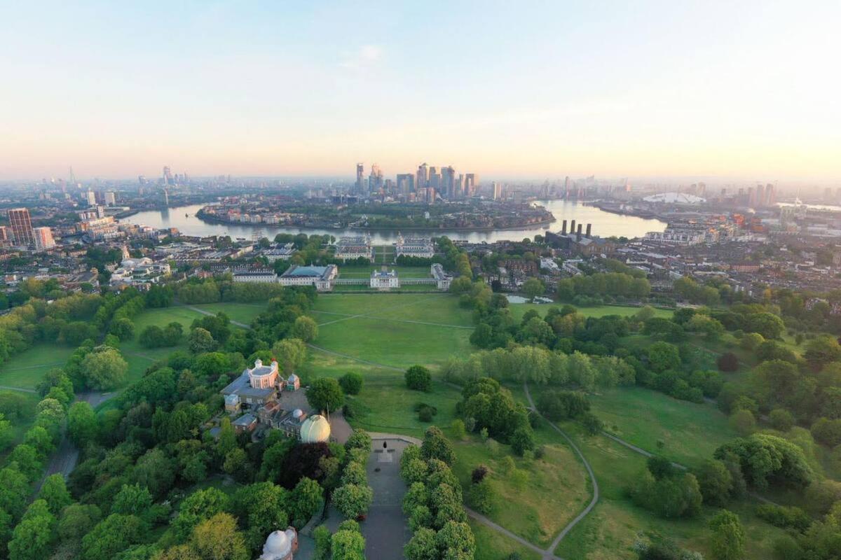 Elegant & Spacious Parkside 2-bedroom 2-bathroom Flat In Period Building On Blackheath Common - Private Entrance, Great Greenwich Location, Easy For O2 Arena And City! *