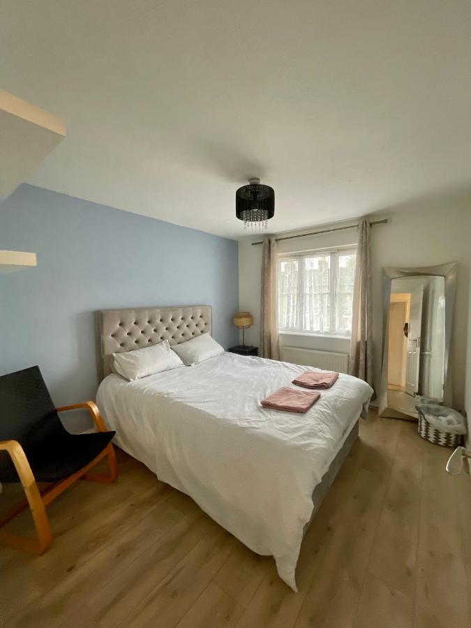 Ferienhaus Stunning 3 Bedroom Family House In London, Private Parking And Garden, With Great Transport Links To London, The Excel Centre, Canary Wharf, The O2! London