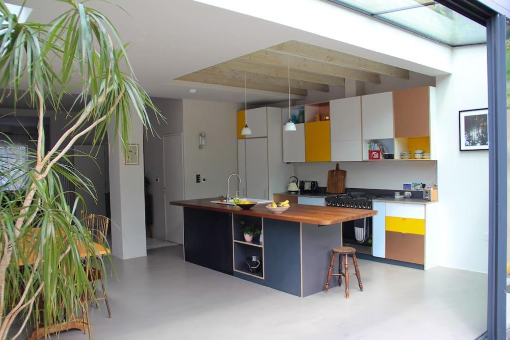 Large, Modern, Light, Open Plan Designer House Casa de férias