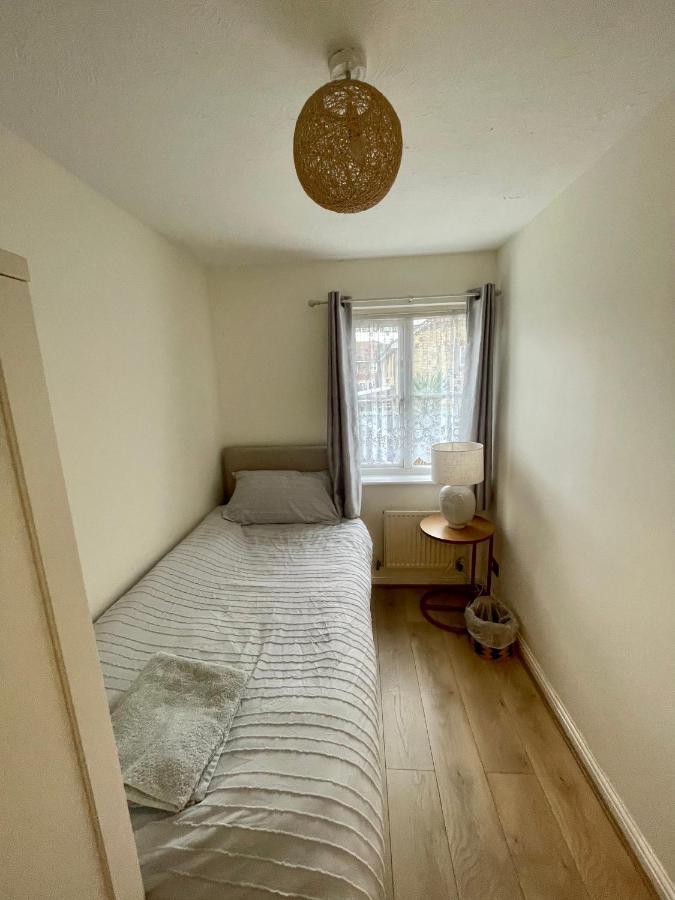 Stunning 3 Bedroom Family House In London, Private Parking And Garden, With Great Transport Links To London, The Excel Centre, Canary Wharf, The O2! Ferienhaus