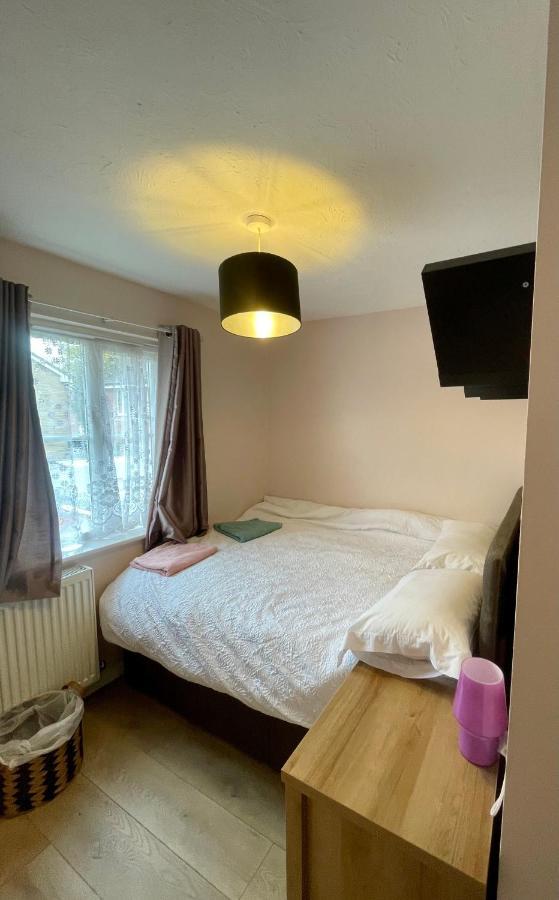 Ferienhaus Stunning 3 Bedroom Family House In London, Private Parking And Garden, With Great Transport Links To London, The Excel Centre, Canary Wharf, The O2!