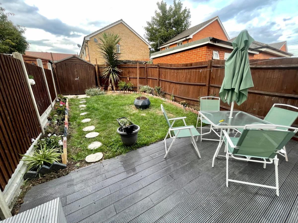 Ferienhaus Stunning 3 Bedroom Family House In London, Private Parking And Garden, With Great Transport Links To London, The Excel Centre, Canary Wharf, The O2! *