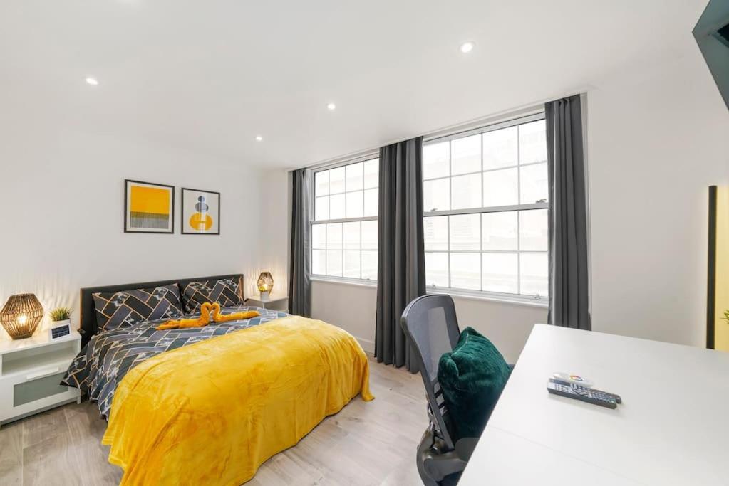 Modern 2 Bedroom In The Heart Of *
