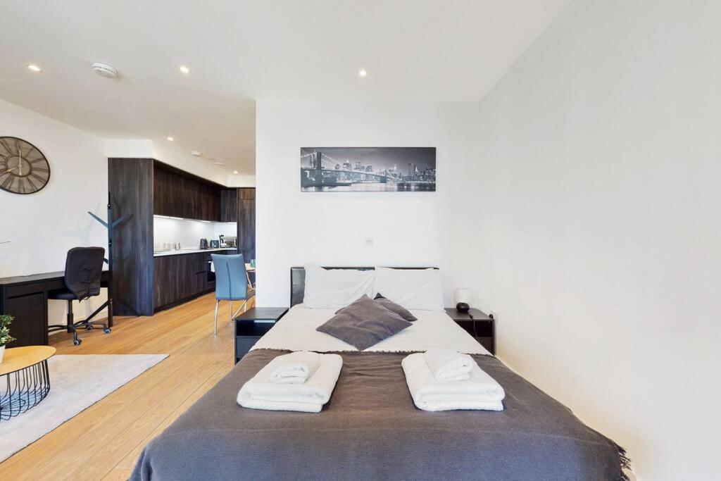 Superb In Greenwich With Balcony & Roof *