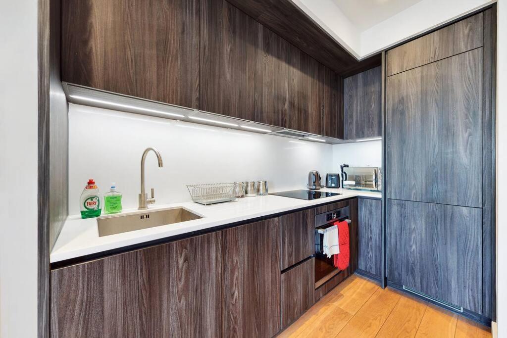 Superb In Greenwich With Balcony & Roof Apartamento *