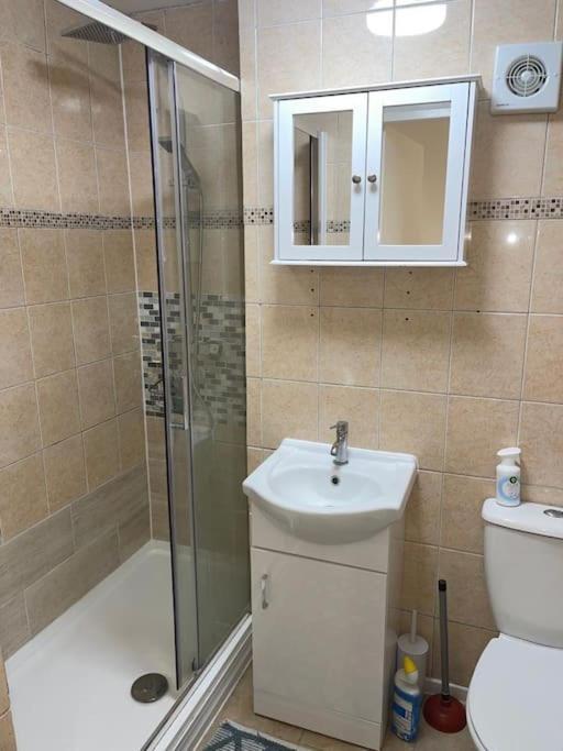 With Share Bathroom Near Train Line Apartamento Londres