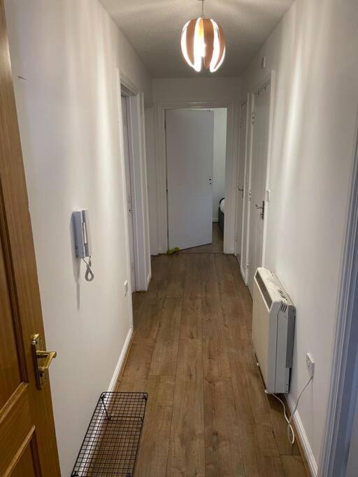 Lovely 2-bed Flat Along The River Thames Apartment *