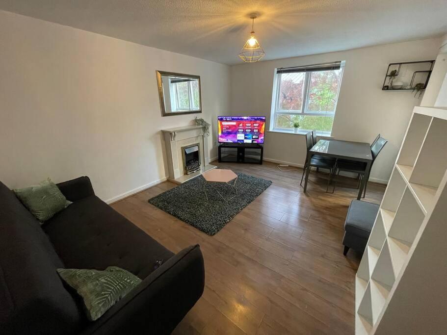Lovely 2-bed Flat Along The River Thames Apartment London