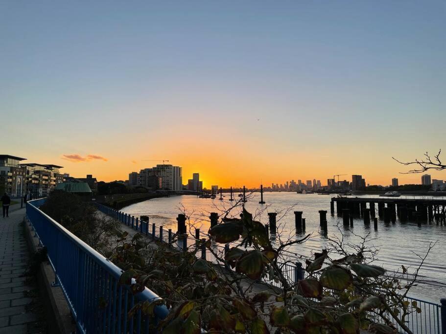 Lovely 2-bed Flat Along The River Thames Apartment