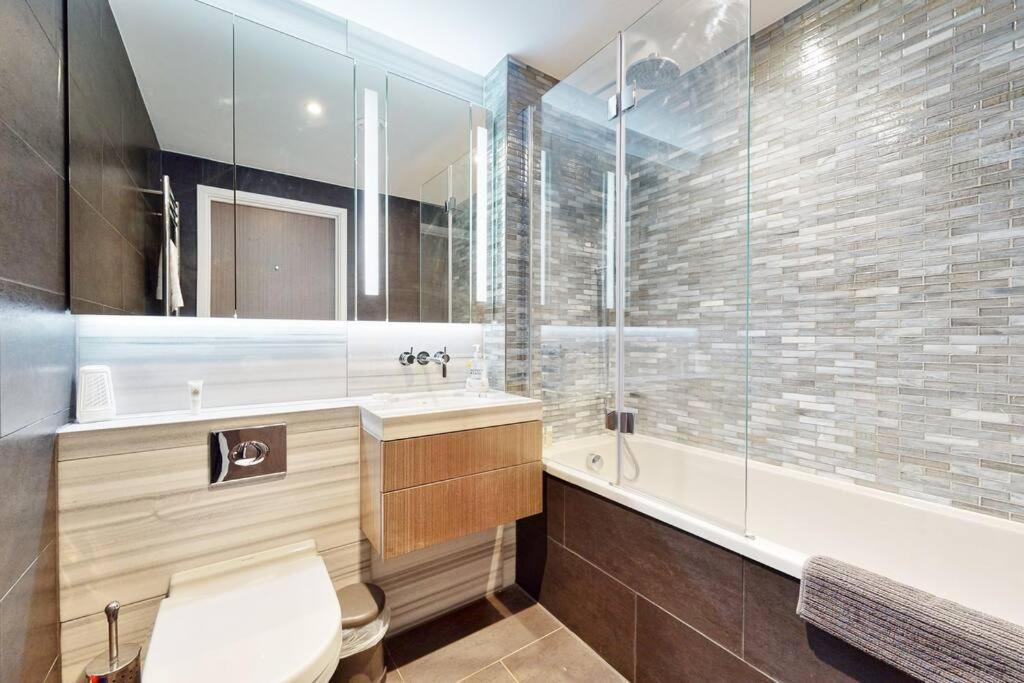 Superb In Greenwich With Balcony & Roof Londres
