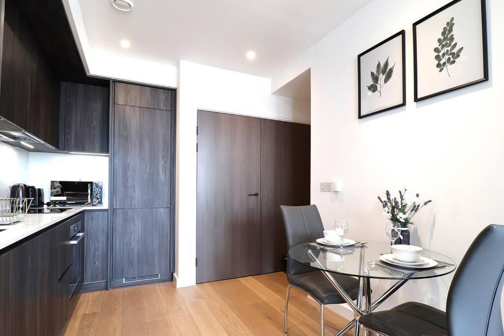 Superb In Greenwich With Balcony & Roof