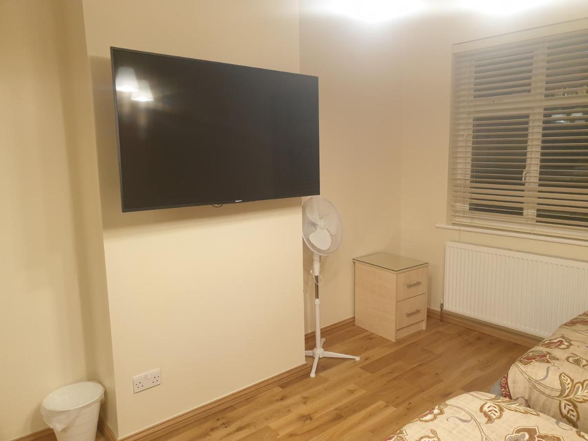 Luxury 3 Bedroom Flat 1min Walk From Underground, With Free Parking Sleeps X10 Londres