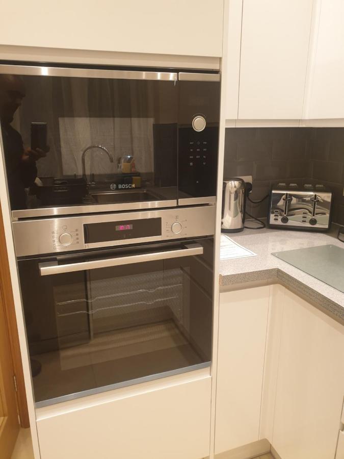 Luxury 3 Bedroom Flat 1min Walk From Underground, With Free Parking Sleeps X10 Apartamento *